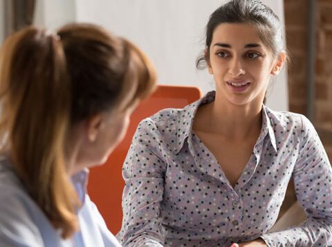 Schlichtungsverfahren Gespräch zwischen zwei Personen