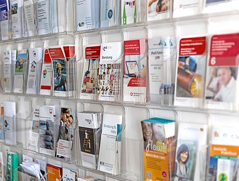 Förderleistungen - Auslage verschiedene Flyer